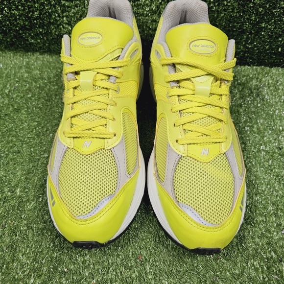 New Balance 2002R Sulphur Yellow Neon Athletic Casual Sneakers Mens Size 10.5 - Picture 2 of 10